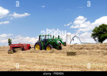 2008 - Landwirt auf einem John Deere 6400 Tractor Pulling ein Fall SBX 540 Heu pressen in trockenen Bereich Heu, nachdem Sie geerntet worden war Stockfoto