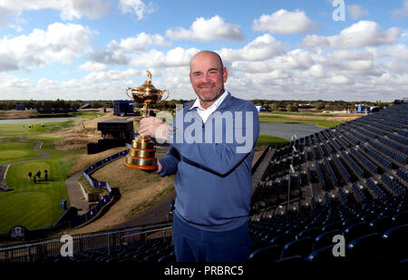 Europäische Ryder Cup Captain Thomas Bjorn mit dem Ryder Cup Trophäe bei Foto-call bei Le Golf National, Saint-Quentin-en-Yvelines, Paris. Stockfoto