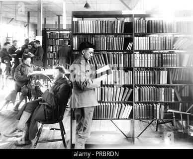 1918 oder 1919 - Bibliotheken - Alabama durch Iowa - Innenraum von Camp Bibliothek, Camp Gordon, Atlanta, GA Stockfoto