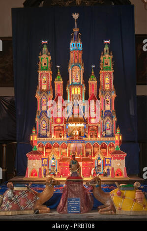 Szopka oder Weihnachtskrippe, 5 Meter hoch, in der Weihnachtszeit in der Franziskanerkirche in Krakau, Polen Stockfoto