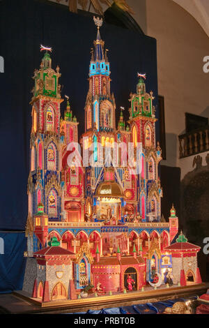 Szopka oder Weihnachtskrippe, 5 Meter hoch, in der Weihnachtszeit in der Franziskanerkirche in Krakau, Polen Stockfoto