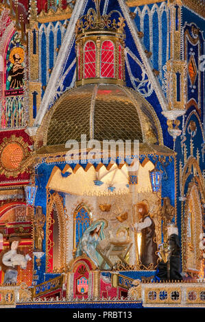 Heilige Familie, Detail der Szopka oder Weihnachten Krippe, in der Weihnachtszeit in der Franziskanerkirche in Krakau, Polen, angezeigt. Stockfoto