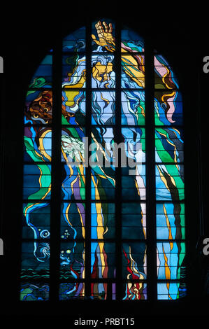 Gott, der Schöpfer, Jugendstil Buntglasfenster, entworfen von Stanislaw Wyspianski, in der Franziskanerkirche in Krakau, Polen Stockfoto