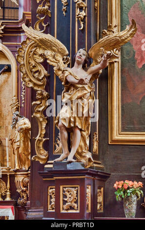 Barocke Statue der Engel an der Seite Altar in Corpus Christi Basilika im Stadtteil Kazimierz in Krakau, Polen Stockfoto