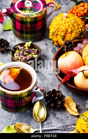 Teetasse auf einem Herbst Hintergrund Laub und Äpfel. Herbst Postkarte Stockfoto