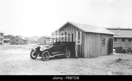 1918 oder 1919 - Bibliotheken - Alabama durch Iowa - L.W. Josselyn, Bibliothekar in seinem Krieg Auto, Camp Johnston Stockfoto