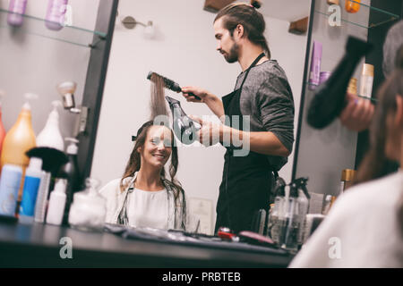 Junge Frau, neue Frisur an professionelle Haar styling Limousine. Stockfoto