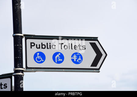 Die Plätze ändern. Öffentliche Toiletten Schild mit umfangreichen deaktiviert und Wickelraum. Wegweiser mit Richtungspfeil. Zugängliche Toilette. WC Stockfoto