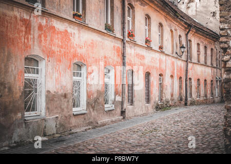 Schmale Straße und Gebäude in der Altstadt von Vilnius, Litauen Stockfoto