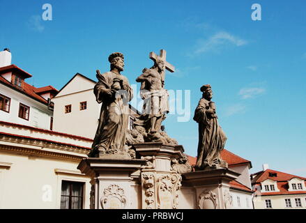 Statue des Heiligen Erlösers mit Cosmas und Damian auf der Karlsbrücke in Prag, Tschechische Republik. Stockfoto