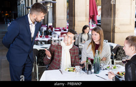 Unzufriedene Menschen Unmut zum Ausdruck bringen Essen und schlechter Service, Restaurant Manager Stockfoto