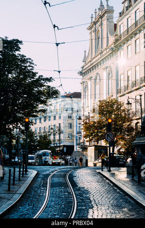 Lissabon, Portugal - Sept 28, 2018: Metall Straßenbahnschienen führen zu einer Kreuzung in der Chiado in Lissabon Stockfoto