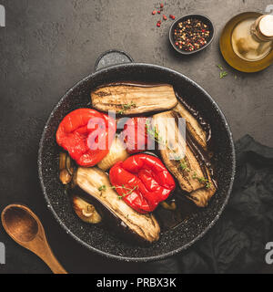 Gebratene vegetabled Paprika, Auberginen, Zwiebeln, Tomaten in der Pfanne. Ansicht von oben getonten Bild Stockfoto