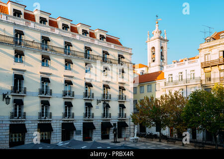 Detail der traditionellen Fassade in Lissabon, Portugal am Largo de São Carlos mit Paroquia Dos Martyres Kirche im Hintergrund Stockfoto