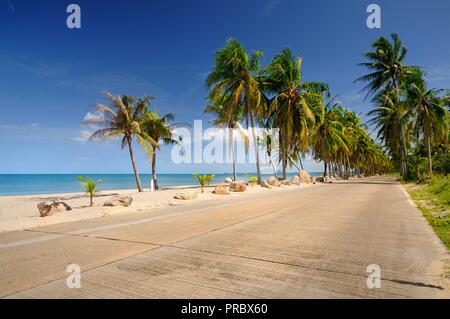 Malerische konkrete Straße entlang Paradies Ban Krut Strand von Bang Saphan Bezirk von Prachuap Khiri Khan Provinz von Thailand. Stockfoto