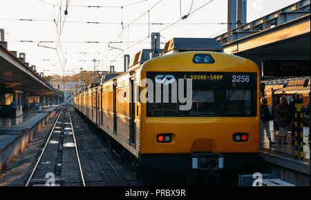 Lissabon, Portugal - Sept 28, 2018: Zug am Bahnsteig warten Cais do Sodré Bahnhof in Lissabon. Lissabon hat 4 Bahnhöfen mit Wegbeschreibungen Alle Stockfoto