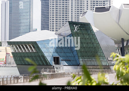 Der Architekt Moshe Safdie und der Designer Peter Marino arbeiteten zusammen, um die Struktur und das Interieur des "louis vuitton" in Singapur zu gestalten. Stockfoto