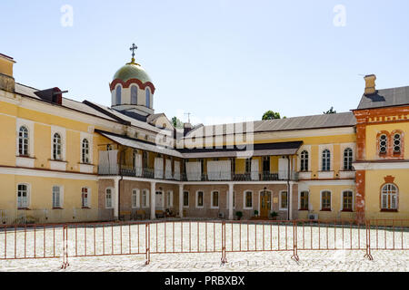 Neue Athos, Abkhazia-July 29, 2014: Die Architektur des alten Klosters gegen den blauen Himmel. Stockfoto