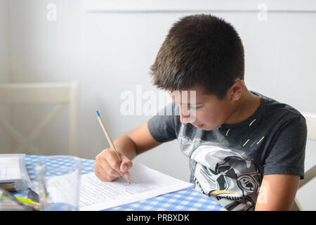 UK, Surrey-Child Überarbeitung für 11 + (11 plus) Prüfungen während der Sommerferien - selektive Fokus Stockfoto