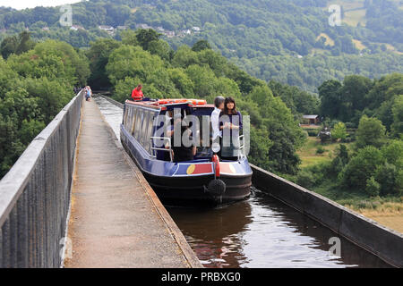 Schmale Boot überqueren der Pontcysyllte Aqueduct auf Llangollen Canal Stockfoto