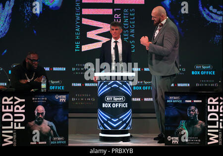 Deontay Wilder (links) und Tyson Fury (rechts) während einer Pressekonferenz im BT Sport Studio, London. DRÜCKEN SIE VERBANDSFOTO. Bilddatum: Montag, 1. Oktober 2018. Siehe PA Story BOXING Fury. Bildnachweis sollte lauten: Steven Paston/PA Wire. Stockfoto