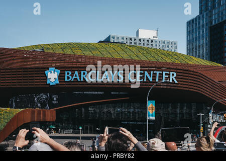 New York, USA - 30. Mai 2018: Menschen fotografieren Barclays Center, eine Mehrzweck-Indoor Arena im Stadtbezirk Brooklyn in New York City, von dem Stockfoto