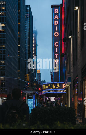 New York, USA - 31. Mai 2018: Blick auf die Radio City Hall, einem ikonischen Veranstaltungsort in 1260 Avenue of the Americas im Rockefeller Center in M Stockfoto