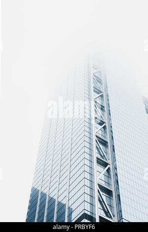 New York, USA - Juni 1, 2018: Wolkenkratzer im Nebel in New York, USA verschwinden. New York ist eine der meist besuchten Städte in der Welt. Stockfoto