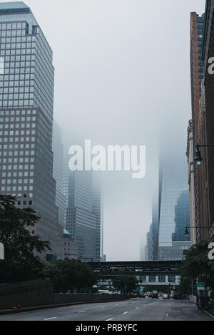 New York, USA - Juni 1, 2018: Wolkenkratzer im Nebel in New York, USA verschwinden. New York ist eine der meist besuchten Städte in der Welt. Stockfoto