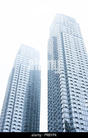 New York, USA - Juni 1, 2018: Wolkenkratzer im Nebel in New York, USA verschwinden. New York ist eine der meist besuchten Städte in der Welt. Stockfoto