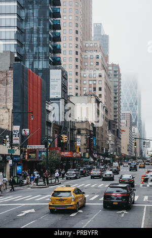 New York, USA - Juni 2, 2018: Blick auf die 8th Street, New York, USA, von der Oberseite der Touristenbus. 8Th Street gilt als wichtigste kulturelle Straße für die Stockfoto