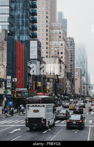 New York, USA - Juni 2, 2018: Blick auf die 8th Street, New York, USA, von der Oberseite der Touristenbus. 8Th Street gilt als wichtigste kulturelle Straße für die Stockfoto