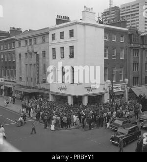 Die Menge schwankt um die Türen des Apple, das Boutique-hotel in der Baker Street, London, gesteuert durch die Beatles, wenn die Geben - weg von der Börse fortgesetzt. Stockfoto