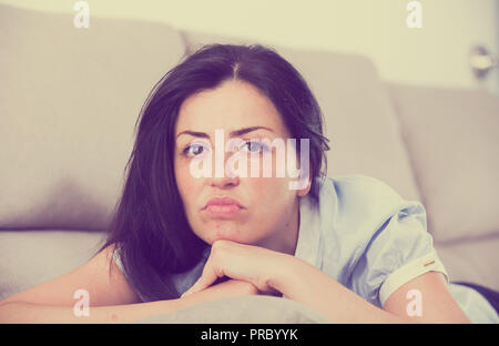 Düstere erwachsene Frau Depression zu Hause auf dem bequemen Sofa Stockfoto