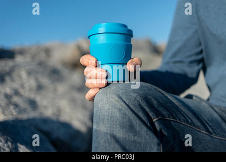 Nahaufnahme von einem Mann mit einem wieder verwendbaren, Kaffeetasse nehmen Stockfoto