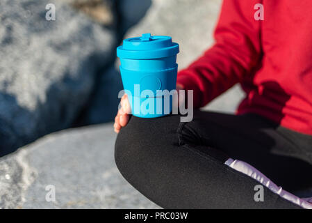 Nahaufnahme von einer Frau mit einem wieder verwendbaren, Kaffeetasse nehmen Stockfoto