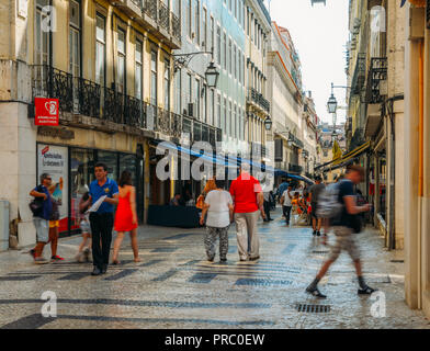 Lissabon, Portugal - Sept 23, 2018: Touristische Fußgängerzone Rua da Prata in Lissabon, Portugal witih Bewegungsunschärfe Stockfoto