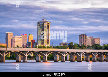 Tulsa, Oklahoma, USA Downtown Skyline auf dem Arkansas River in der Abenddämmerung. Stockfoto