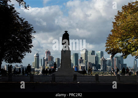 London Panorama von Greenwich Park, England, UK. 22. September 2018 Statue von General James Wolfe in der 20. und 21. jahrhundert Canary Wharf c Stockfoto