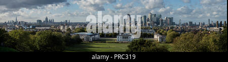 London Panorama von Greenwich Park, England, UK. 22. September 2018 20. und 21. jahrhundert Canary Wharf Stadt finacial Komplex auf der Isle of Dogs in Towe Stockfoto