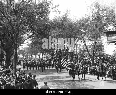 Original Caption-Szenen entlang der Linie der März auf den Riverside Drive, New York, während des Memorial Day Parade, 30. Mai 1917 Stockfoto