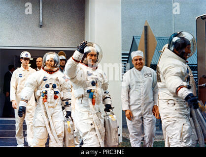 Die drei Apollo 12 crew Männer verlassen das Kennedy Space Center (KSC) bemannte Raumfahrzeuge Betriebsgebäude (MSOB) während der Apollo 12 prelaunch Countdown. Führende ist Astronaut Charles Conrad jr., Commander; von den Astronauten Richard F. Gordon jr., Befehl Modul pilot folgte, und Alan L. Bean, Lunar Module Pilot. Stockfoto