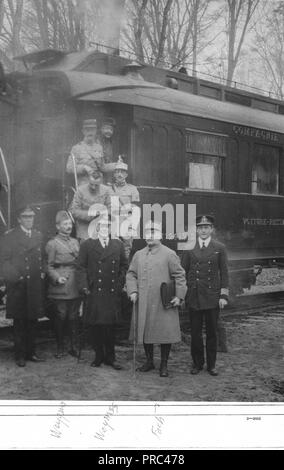 An diesem Punkt der vorläufigen Bedingungen des Waffenstillstandes wurden diskutiert. Auf der rechten Seite der Gruppe (2 Mann) General Weygand, Admiral Wemyss und Marschall Foch Stockfoto