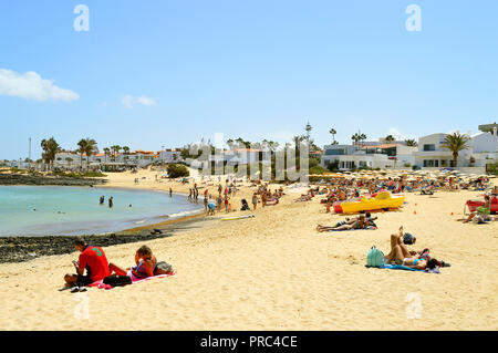 Touristen am Strand von Corralejo auf Fuerteventura, eine der Kanarischen Inseln Stockfoto