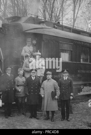 An diesem Punkt der vorläufigen Bedingungen des Waffenstillstandes wurden diskutiert. Auf der rechten Seite der Gruppe (2 Mann) General Weygand, Admiral Wemyss und Marschall Foch Stockfoto