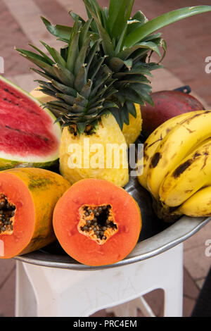 Südamerika, Kolumbien, Cartagena. Frisches Obst zum Verkauf auf den Straßen von Cartagena. Stockfoto