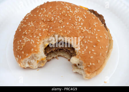 Bissen aus Hamburger in Sesam Brot Brötchen genommen Stockfoto