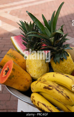 Südamerika, Kolumbien, Cartagena. Frisches Obst zum Verkauf auf den Straßen von Cartagena. Stockfoto