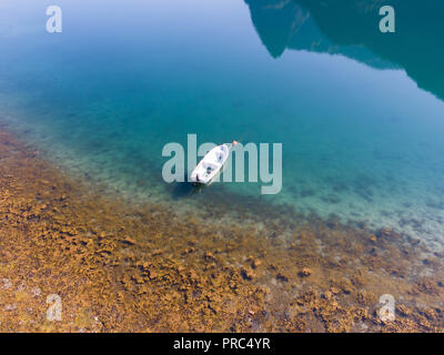 Luftaufnahme von einem Boot am türkisblauen See Stockfoto