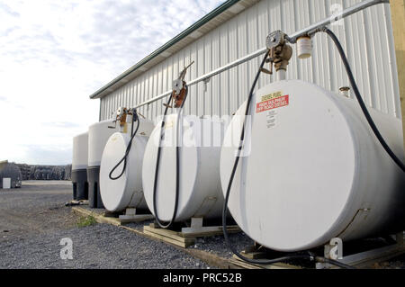 2008 - große Diesel Tanks auf einem Bauernhof Stockfoto